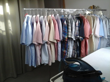 Chemises sur cintres après repassage